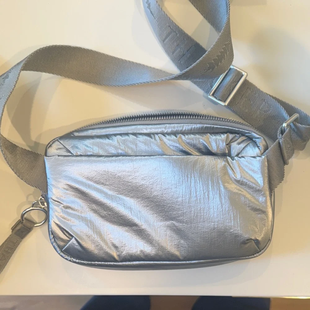 Chic Silver Crossbody Bag - Picture 3 of 3